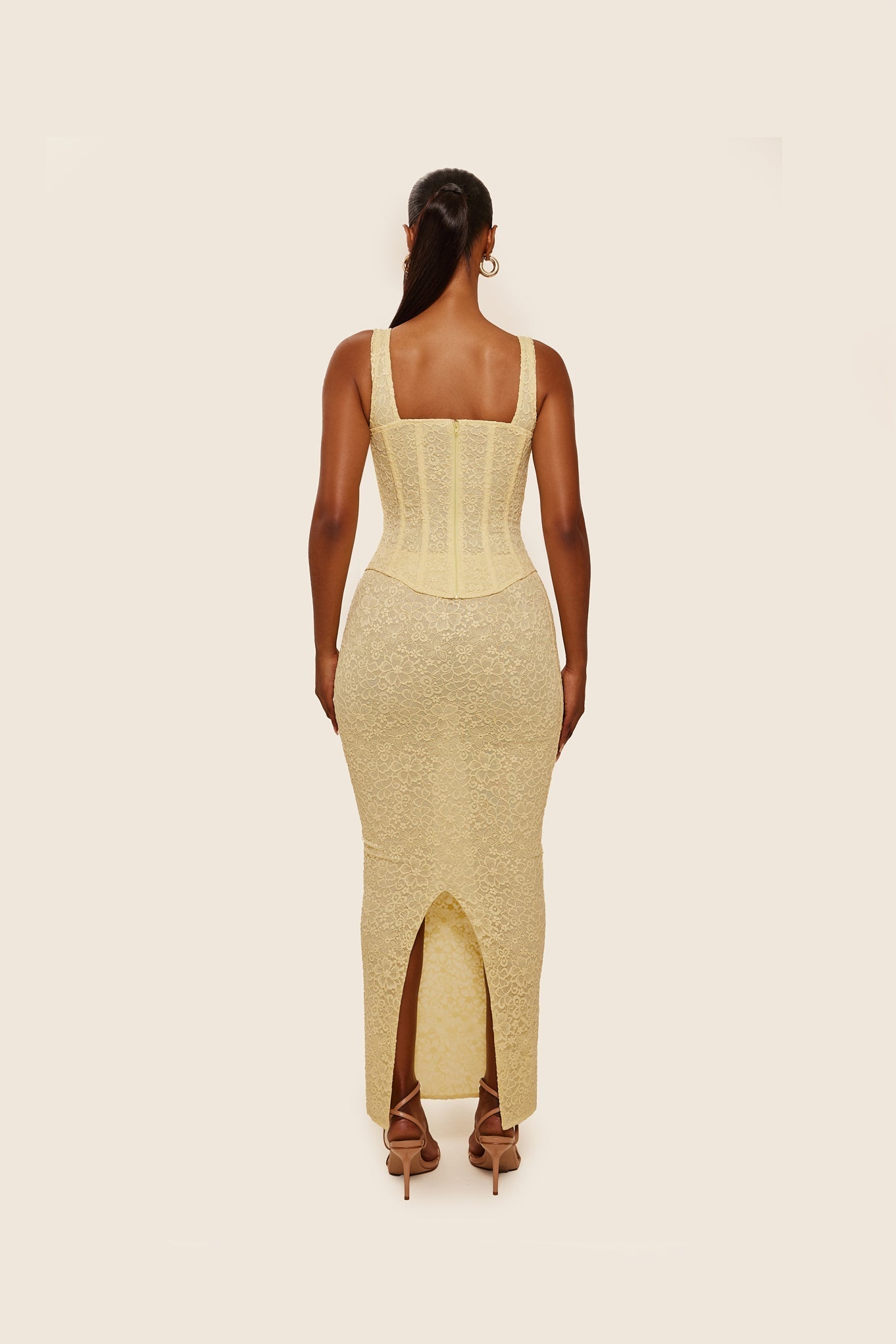 Conjunto de Maxifalda y Corsé de Encaje Ajustado en Amarillo