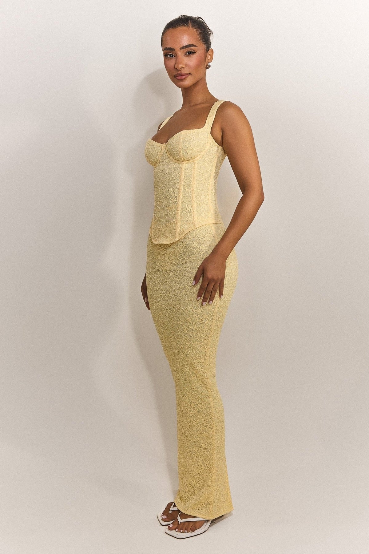 Conjunto de Maxifalda y Corsé de Encaje Ajustado en Amarillo
