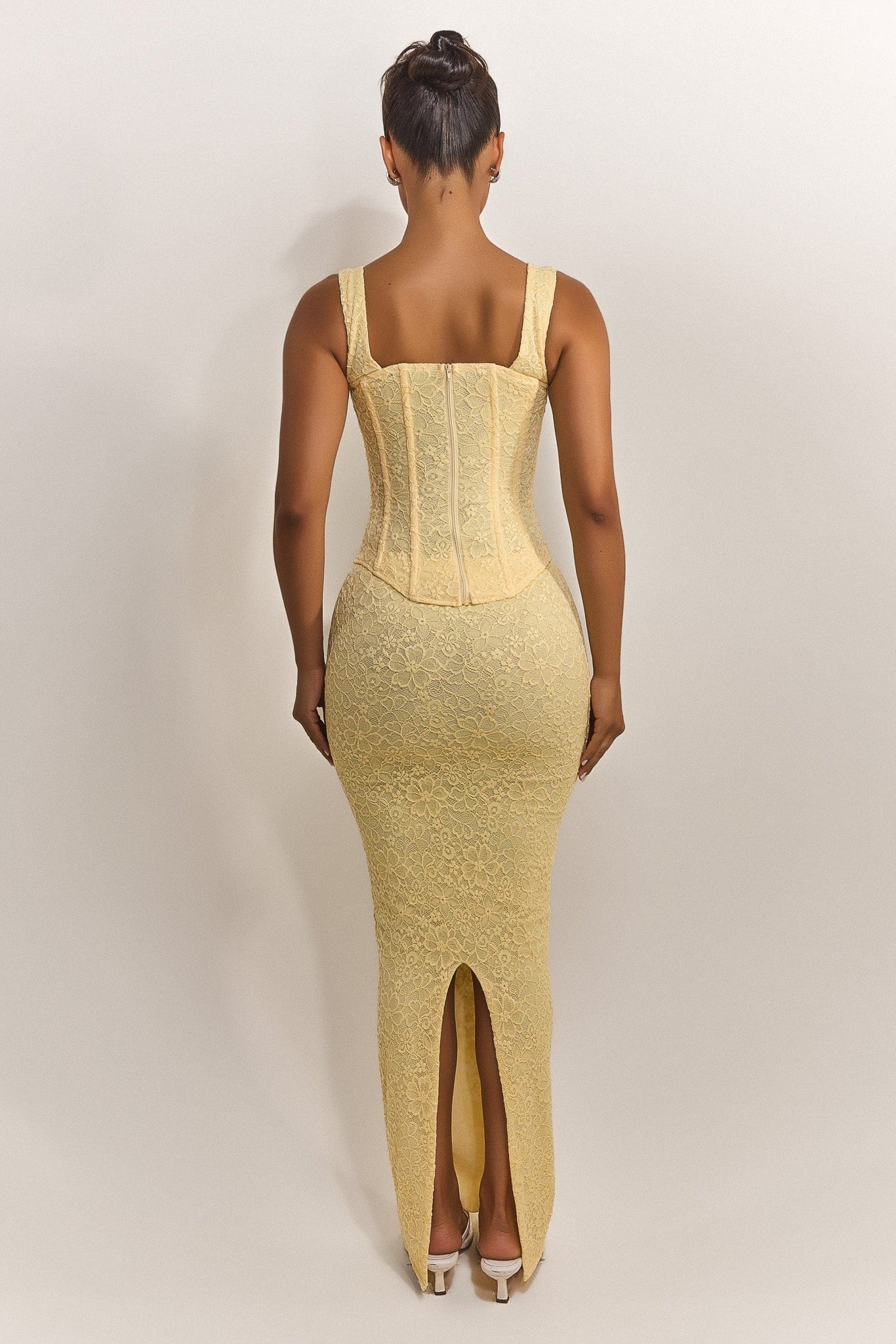 Conjunto de Maxifalda y Corsé de Encaje Ajustado en Amarillo