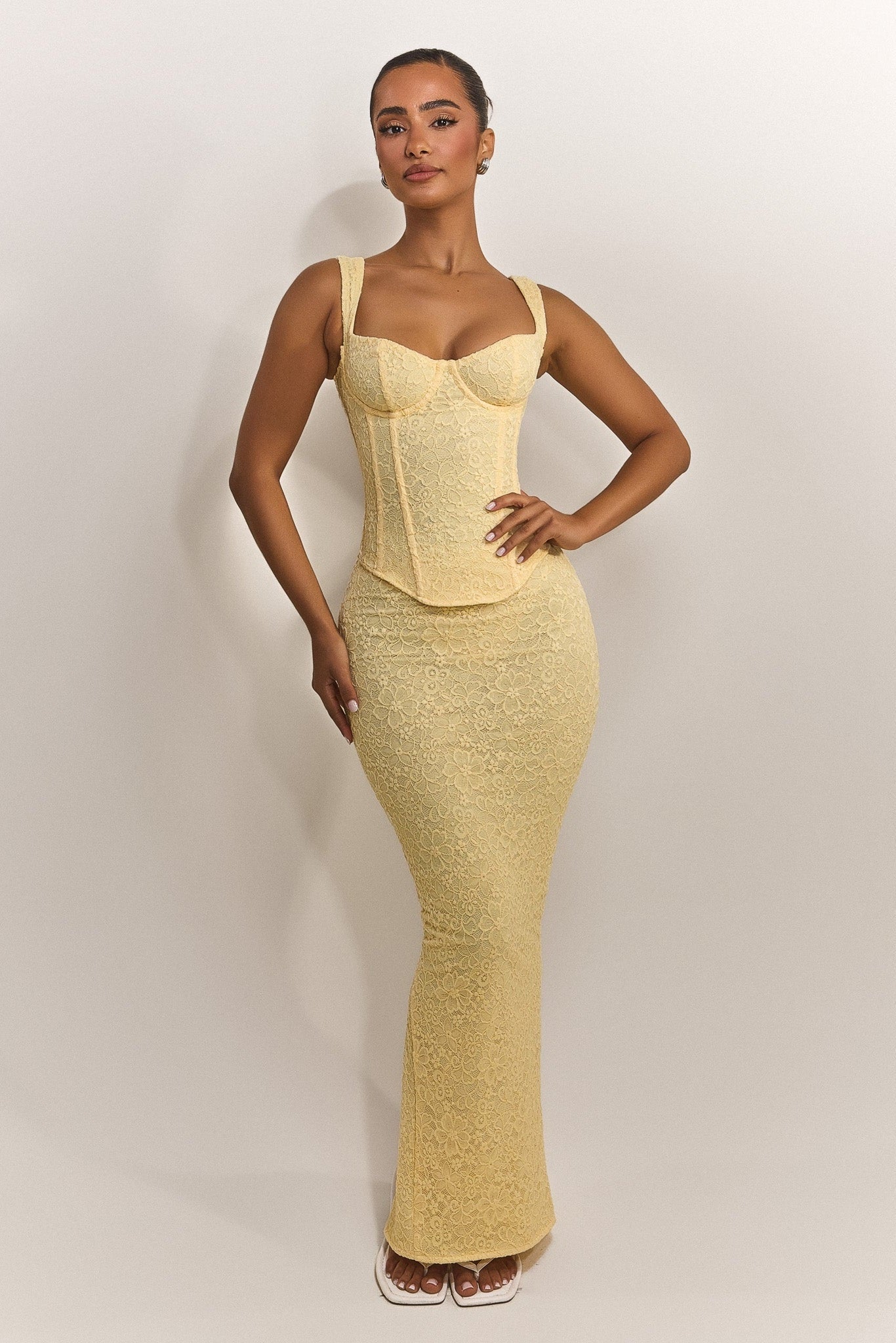 Conjunto de Maxifalda y Corsé de Encaje Ajustado en Amarillo