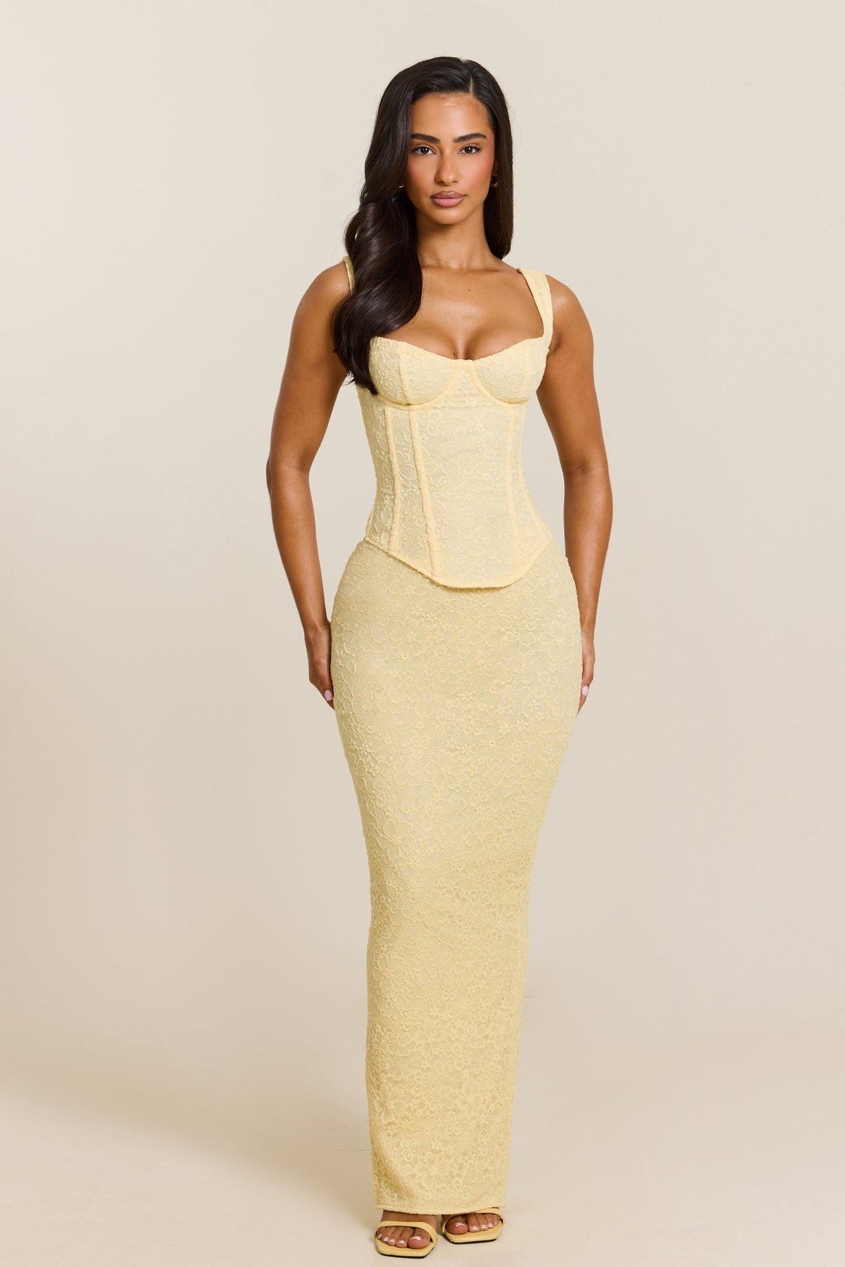 Conjunto de Maxifalda y Corsé de Encaje Ajustado en Amarillo